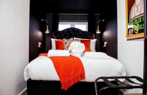 Powick Villa | 6 BR 3 Bath Spacious Tudor House & Free Parking