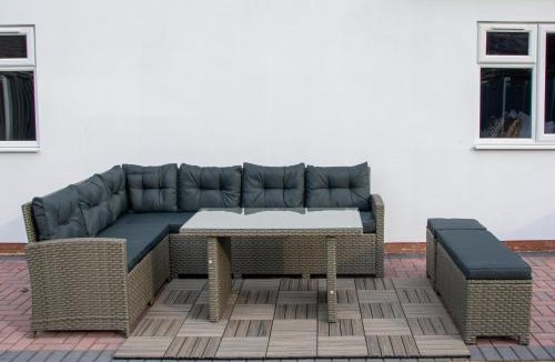 Powick Villa | 6 BR 3 Bath Spacious Tudor House & Free Parking