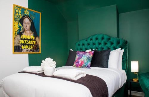 Powick Villa | 6 BR 3 Bath Spacious Tudor House & Free Parking