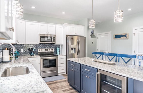 North Carolina Coast House | 6 BR/6 Ba w/Pool & Hot Tub, ample Parking, close to Beach & Downtown!