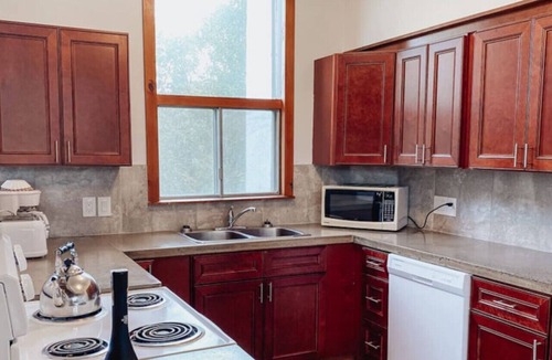 The Blue Mountains Cottage | 6 BR Blue Mountain Cottage|Private Beach|Hot Tub|Sauna, Ping Pong Table