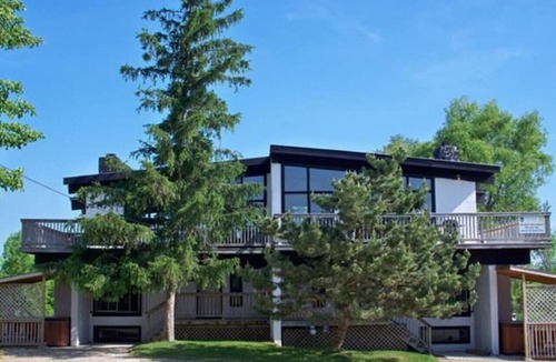 The Blue Mountains Cottage | 6 BR Blue Mountain Cottage|Private Beach|Hot Tub|Sauna, Ping Pong Table