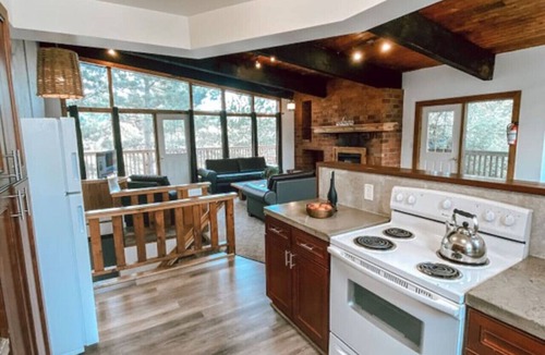 The Blue Mountains Cottage | 6 BR Blue Mountain Cottage|Private Beach|Hot Tub|Sauna, Ping Pong Table