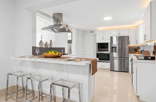 Harbor Beach House | 6 BR Villa Steps to Ocean, Pool, Sauna & Jacuzzi