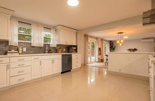 Harbor Beach House | 6 BR Villa Steps to Ocean, Pool, Sauna & Jacuzzi
