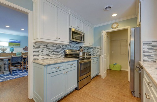 Heritage Woods House | 6 Cannon Row: Pet Friendly Home, Free Bikes, Private Pool, Walk to Beach