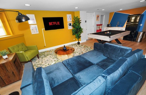 Chicago Hotel | 6 King Bed Duplex with Pool Table - Sleeps 16