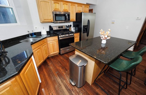 Chicago Hotel | 6 King Bed Duplex with Pool Table - Sleeps 16