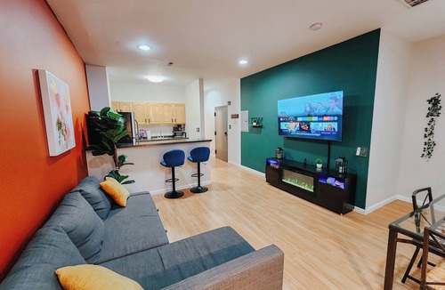 Chinatown Apartment | 6 King Beds/Convention/5BR 3BA/Pool Table