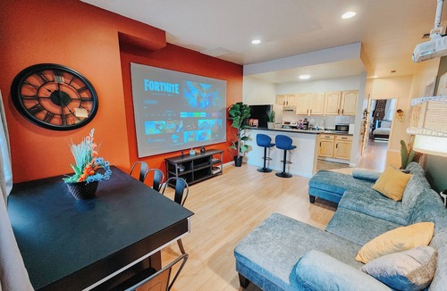 Chinatown Apartment | 6 King Beds/Convention/5BR 3BA/Pool Table