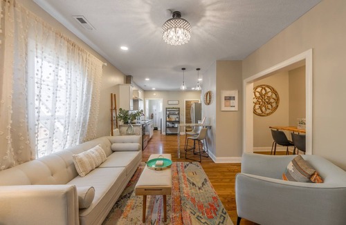 Columbus Park House | 6 KING Beds + Walk to Streetcar + Balcony