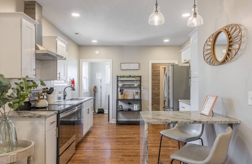 Columbus Park House | 6 KING Beds + Walk to Streetcar + Balcony