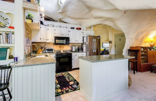 Sandgate Cottage | < 6 Mi to Arlington: 'Whimsical Stone Abode!'