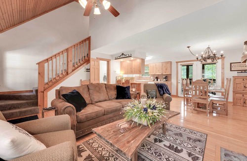 Reeds Spring Cabin | 6 Mi to Branson Strip! Lakefront Home w/Fireplace