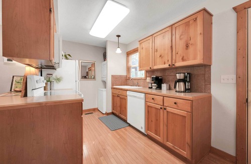 Reeds Spring Cottage | 6 Mi to Branson Strip! Lakefront Home w/Fireplace