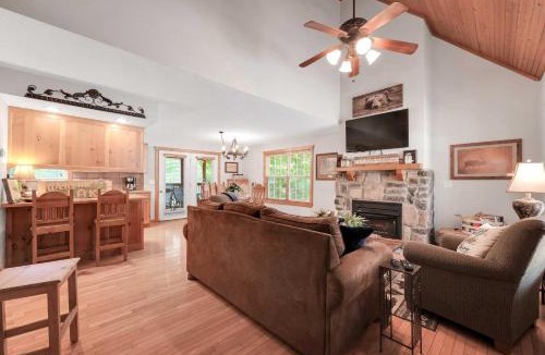 Reeds Spring House | 6 Mi to Branson Strip! Lakefront Home w/Fireplace