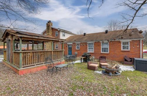 Donelson Hills House | 6 Mi to Downtown: 70s-Themed Home in Nashville!