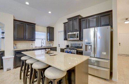 Mansfield House | 6 Mi to Dtwn Mansfield! Family Getaway w/Patio