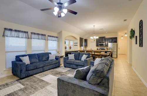 Mansfield House | 6 Mi to Dtwn Mansfield! Family Getaway w/Patio