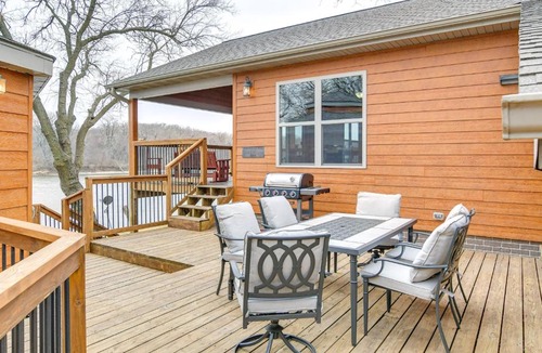 Pella House | 6 Mi to Dtwn Pella: Riverfront Cabin w/Game Room!