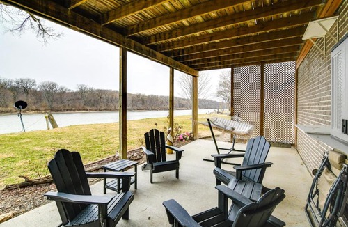 Pella House | 6 Mi to Dtwn Pella: Riverfront Cabin w/Game Room!