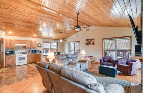 Pella House | 6 Mi to Dtwn Pella: Riverfront Cabin w/Game Room!