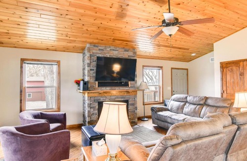 Pella House | 6 Mi to Dtwn Pella: Riverfront Cabin w/Game Room!