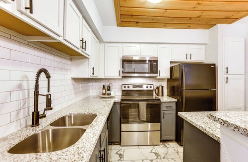 Bammel Condo | 6 Mi to Mercer Botanic Gardens, Sleek Unit w/Pool