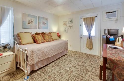 College Park Apartment | 6 Mi to Palm Beach: Studio w/Pool Access!