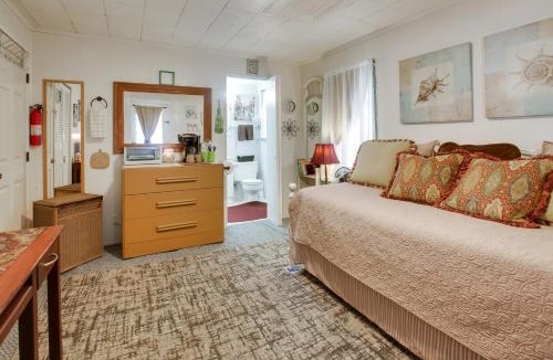 College Park Apartment | 6 Mi to Palm Beach: Studio w/Pool Access!