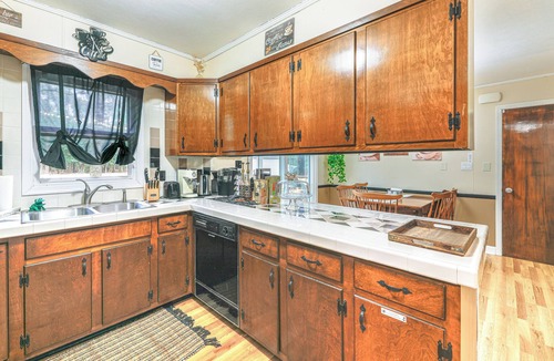 Allen Cottage | 6 Mi to Salisbury: Forest-view Sanctuary!