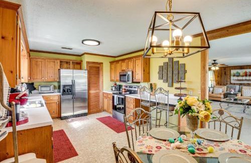 Hollywood Apartment | 6 Mi to Scottsboro Pet-Friendly Cabin Apt