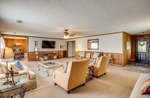 Hollywood Apartment | 6 Mi to Scottsboro Pet-Friendly Cabin Apt