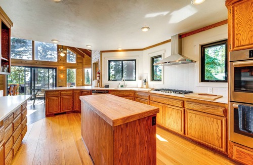 Kingswood Estates Cottage | 6 Mi to Ski Slopes! Family Tahoe Cabin w/3 Decks
