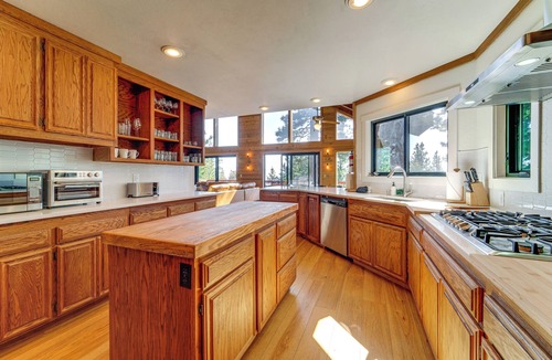 Kingswood Estates Cottage | 6 Mi to Ski Slopes! Family Tahoe Cabin w/3 Decks