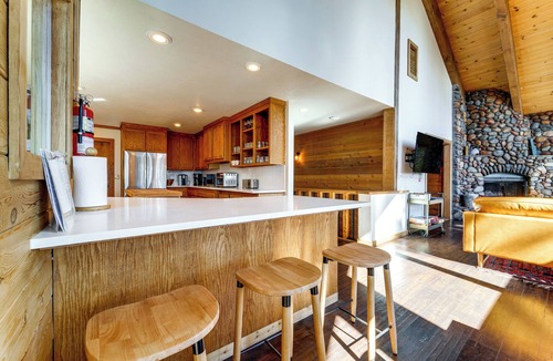 Kingswood Estates Cabin | 6 Mi to Ski Slopes! Family Tahoe Cabin w/3 Decks