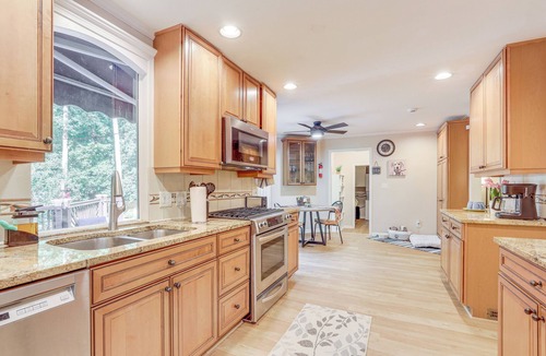 Snellville House | 6 Mi to Stone Mountain Park: Home w/Deck!