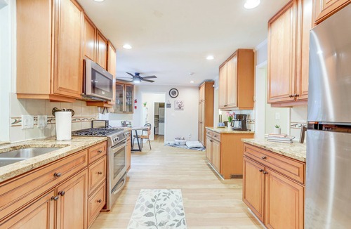 Snellville House | 6 Mi to Stone Mountain Park: Home w/Deck!