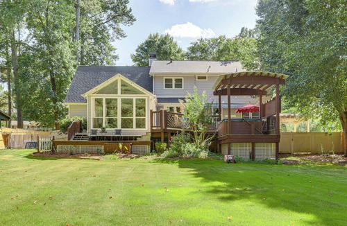 Snellville House | 6 Mi to Stone Mountain Park: Home w/Deck!