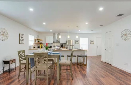 Highland Park House | 6 min downtown, Riverwalk & mo re