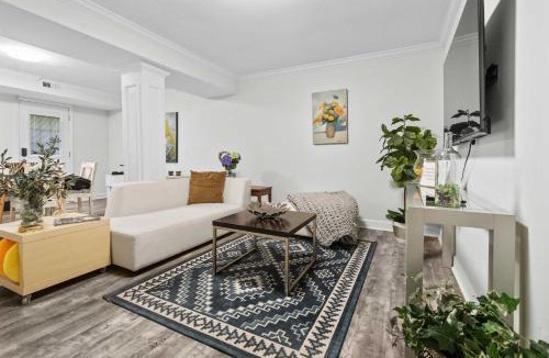 North Raleigh Apartment | 6 Min to North Hills - Private deck - In Unit Washer and Dryer