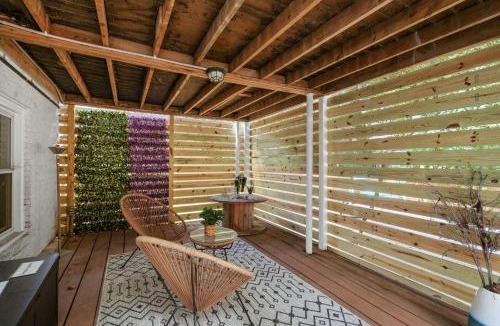 North Raleigh Apartment | 6 Min to North Hills - Private deck - In Unit Washer and Dryer