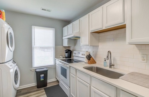 Downtown Apartment | 6 Mins Walk to Transfer Co Food Hall/Downtown #A