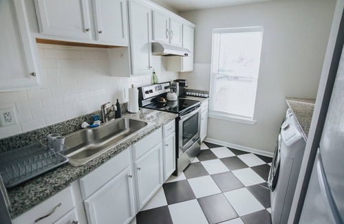 Downtown House | 6 Mins Walk to Transfer Co Food Hall/Downtown #B
