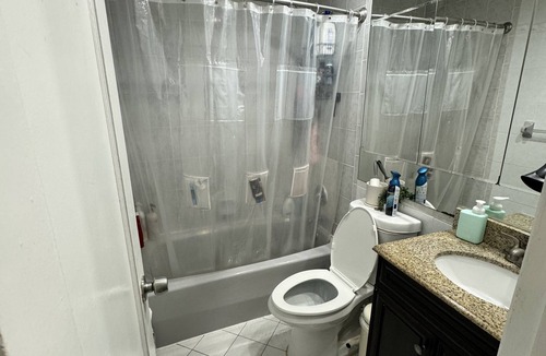 Hicksville House | #6 Nice Private room with queen bed