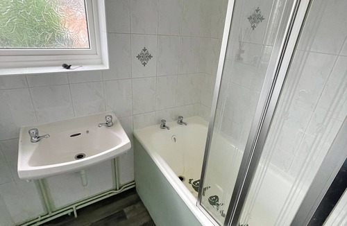 Barnsley House | 6 Person Spacious Home with Garden