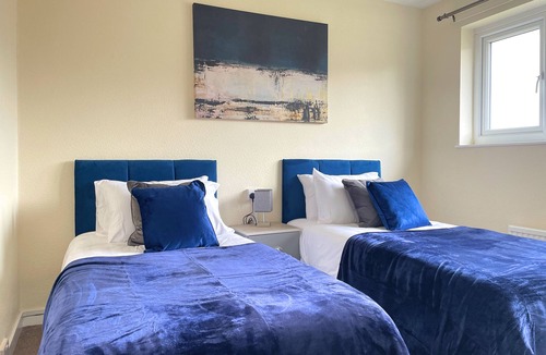 Barnsley House | 6 Person Spacious Home with Garden