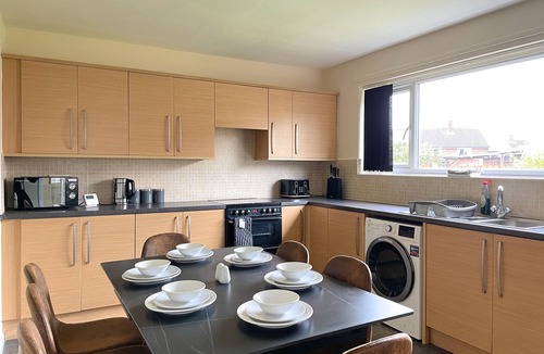 Barnsley House | 6 Person Spacious Home with Garden