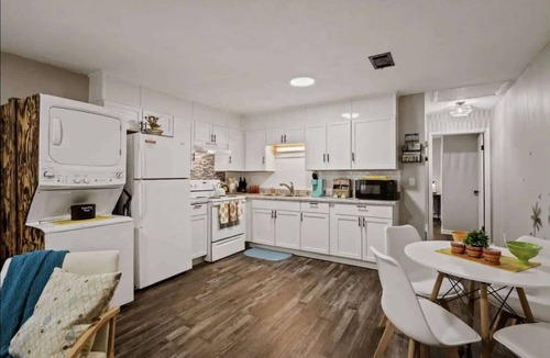 West Pensacola House | 6-unit retreat w/fire pit & backyard