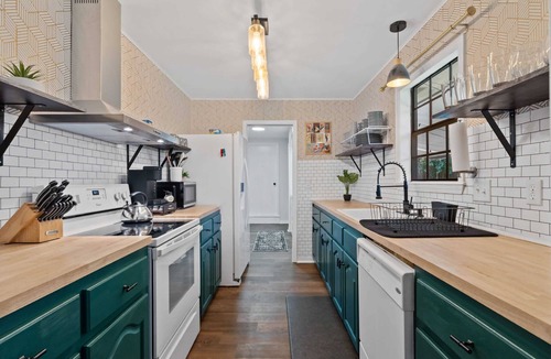 West Pensacola House | 6-unit retreat w/fire pit & backyard